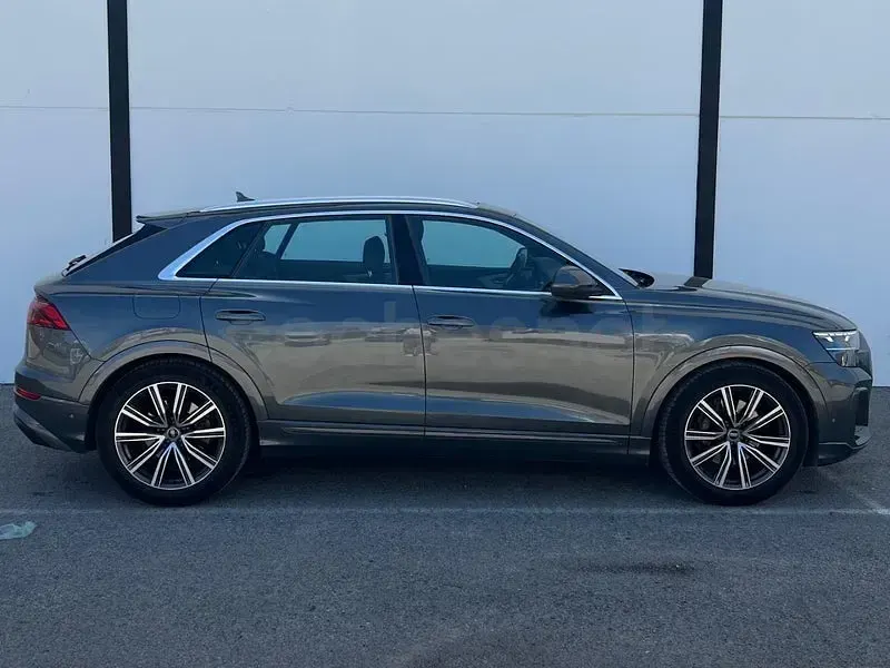 Usado Audi Q8 S-Line 286 CV (210 kW) 2024 Gris / plata SUV