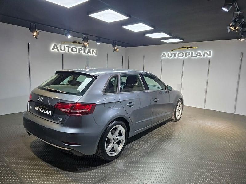 Usado Audi A3 150 CV (110 kW) 2017 Gris / plata Berlina