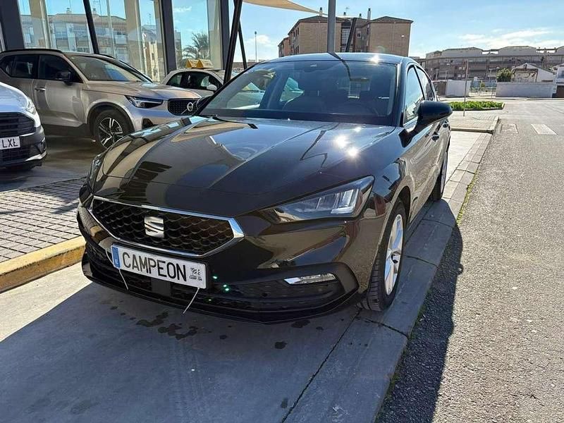 Usado Seat Leon Style 116 CV (85 kW) 2025 Negro Utilitario