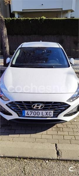Usado Hyundai i30 110 CV (80 kW) 2022 Blanco Berlina