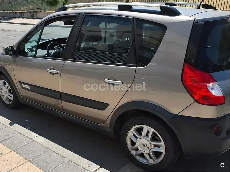 Usado Renault Scénic II 110 CV (80 kW) 2008 Gris / plata Monovolumen