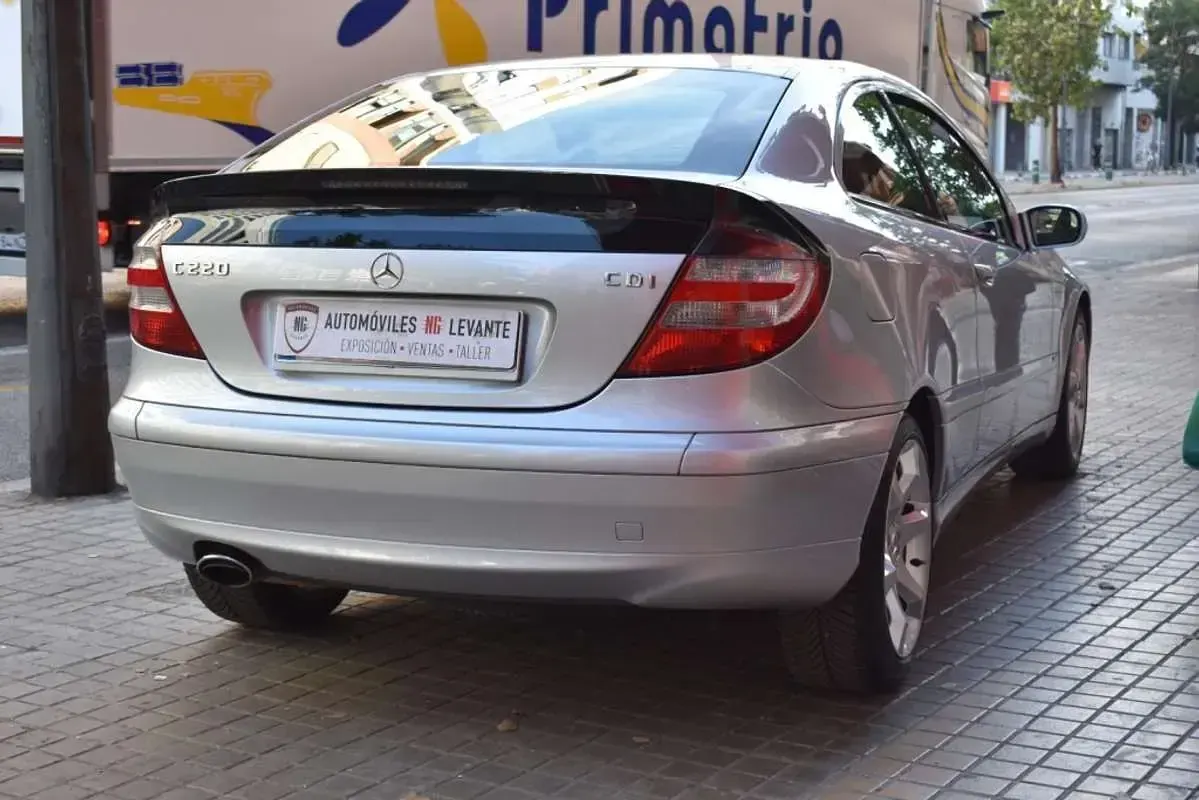 Usado Mercedes C220 Sport Edition 150 CV (110 kW) 2007 Plateado Coupe