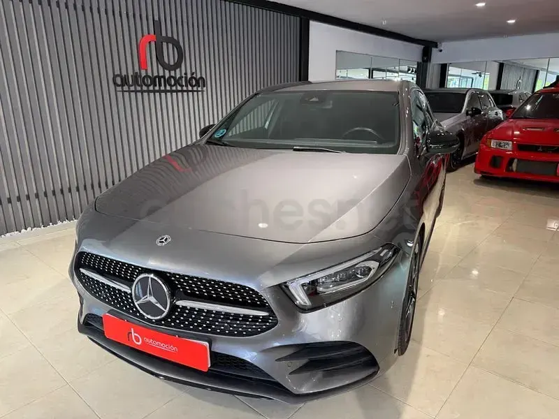 Usado Mercedes A180 116 CV (85 kW) 2023 Gris / plata Berlina