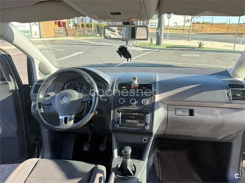 Usado VW Touran Advance 140 CV (102 kW) 2013 Gris / plata Monovolumen