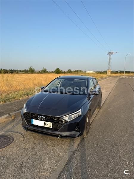 Gris / plata Usado 2023 Hyundai i20 Berlina | 17.500 € (Precio justo) - Imagen 1/4