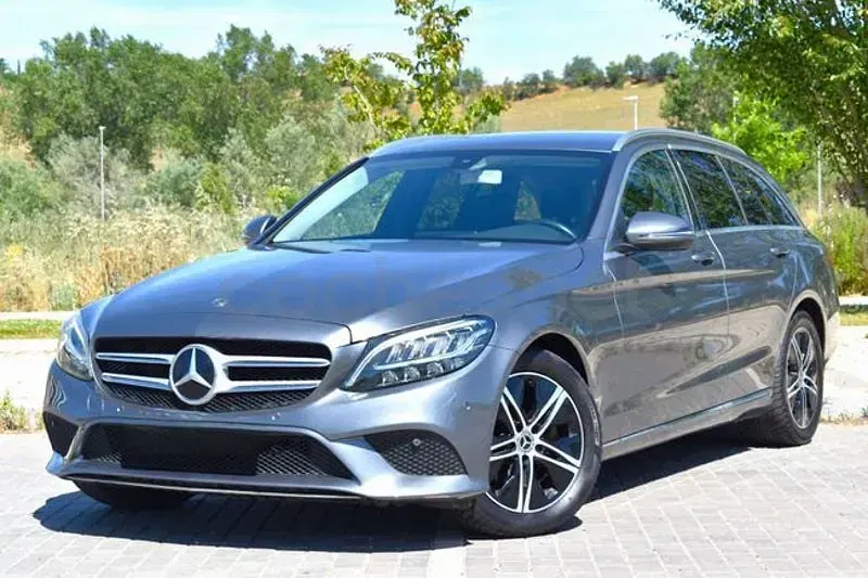 Usado Mercedes C200 160 CV (117 kW) 2020 Gris / plata Familiar