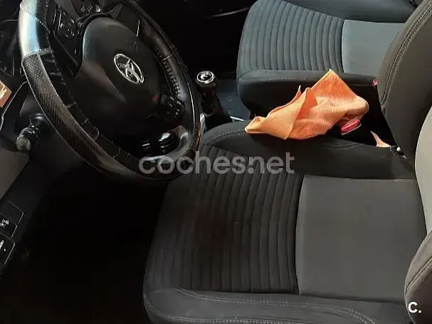Usado Toyota Yaris Active 111 CV (81 kW) 2019 Granate Berlina