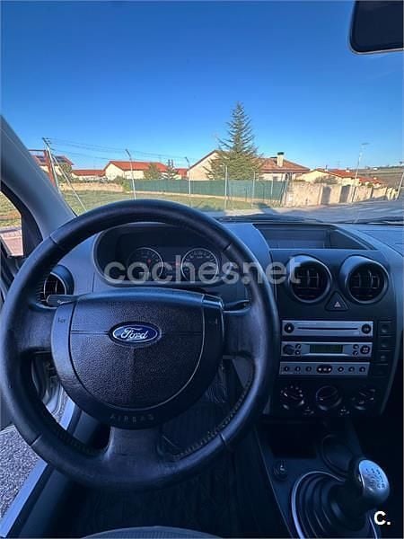 Usado Ford Fusion 100 CV (73 kW) 2004 Gris / plata Utilitario