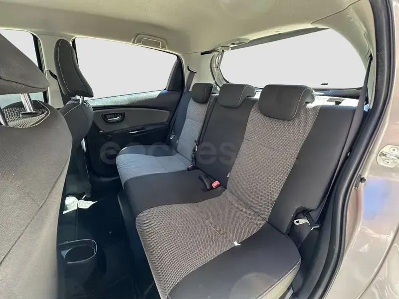 Usado Toyota Yaris Hybrid Active 100 CV (73 kW) 2014 Gris / plata Berlina