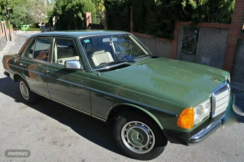 Usado Mercedes 240 75 CV (55 kW) 1978 Verde Berlina