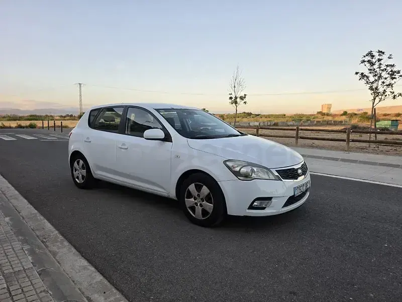 Usado Kia Ceed Plus 90 CV (66 kW) 2012 Blanco Utilitario