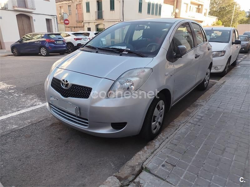 Gris / plata Usado 2006 Toyota Yaris Berlina | 4200 € (Precio justo) - Imagen 1/4