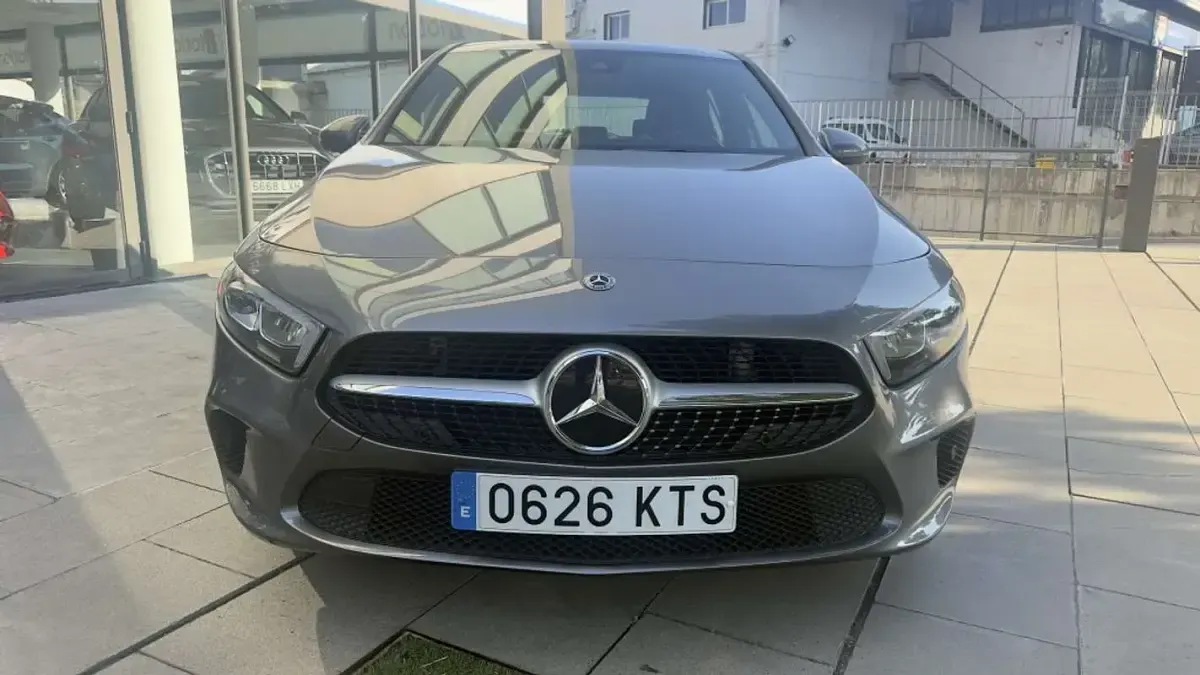 Usado Mercedes A180 136 CV (100 kW) 2019 Gris Utilitario