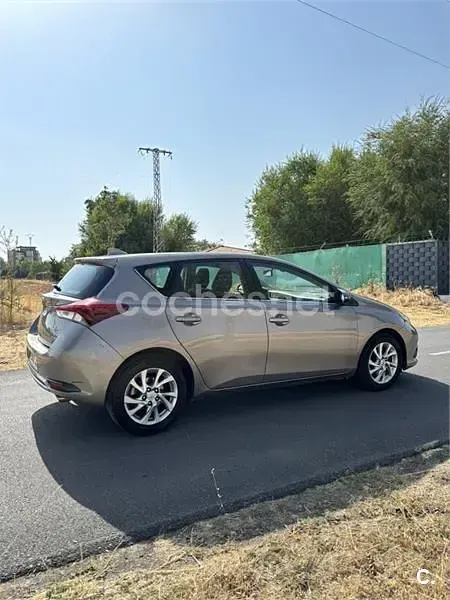 Usado Toyota Auris Active 116 CV (85 kW) 2015 Beige Berlina
