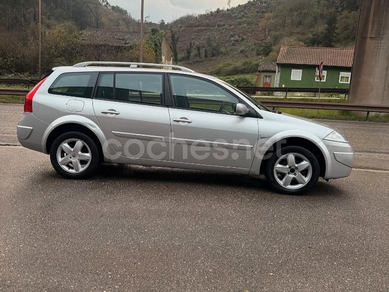Usado Renault Mégane GrandTour Dynamique 105 CV (77 kW) 2008 Gris / plata Familiar