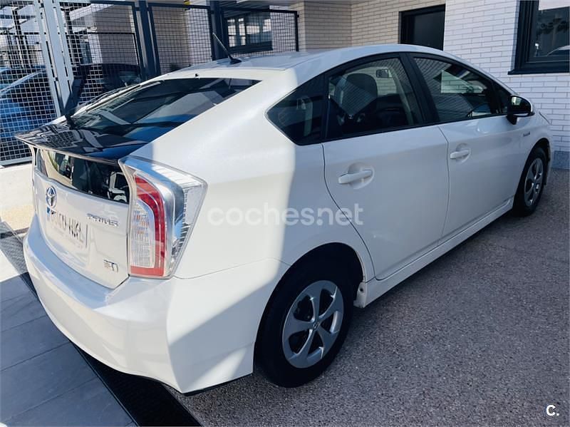 Używany Toyota Prius Eco 136 KM (100 kW) 2012 Biały Sedan/Limuzyna