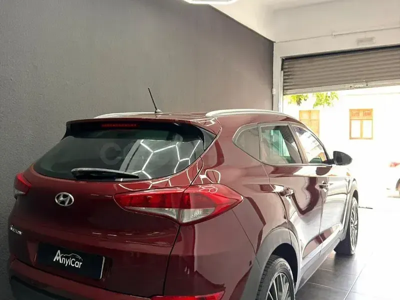 Usado Hyundai Tucson 131 CV (96 kW) 2015 Granate SUV