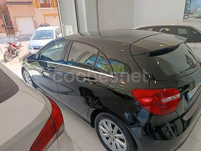 Usado Mercedes A180 AMG line 109 CV (80 kW) 2014 Negro Utilitario
