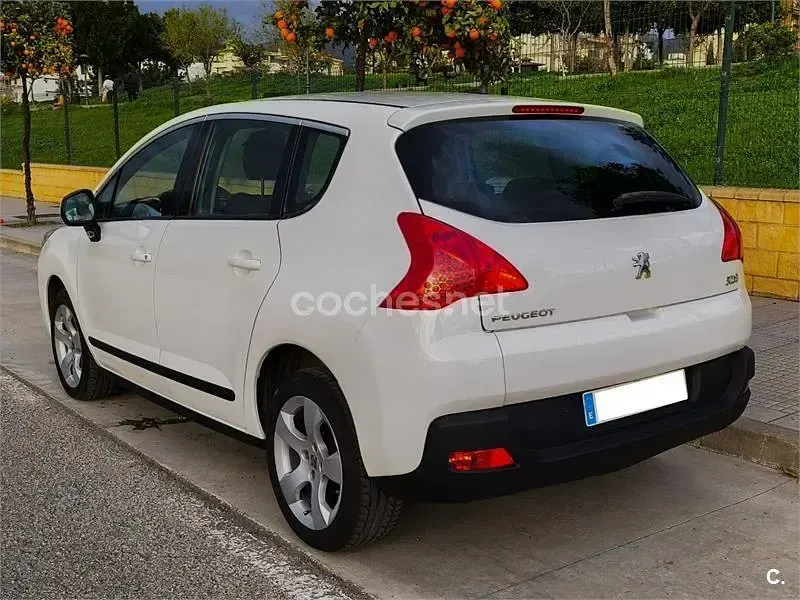 Usado Peugeot 3008 Premium 112 CV (82 kW) 2011 Blanco Familiar