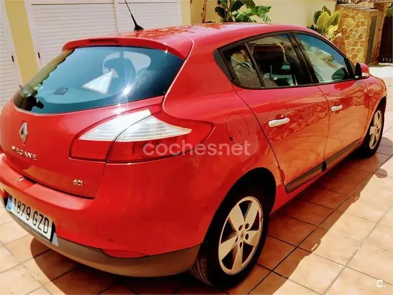 Usado Renault Mégane Dynamique 130 CV (95 kW) 2010 Rojo Berlina