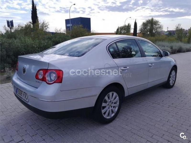 Gris / plata Usado 2007 VW Passat Highline Berlina | 4500 € (Buen precio) - Imagen 1/4