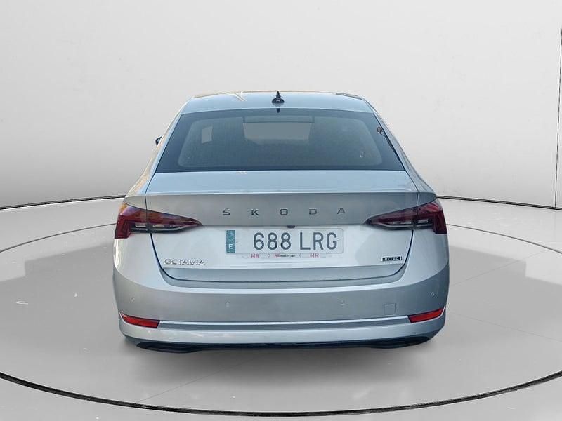 Usado Skoda Octavia Ambition 150 CV (110 kW) 2021 Gris / plata Berlina