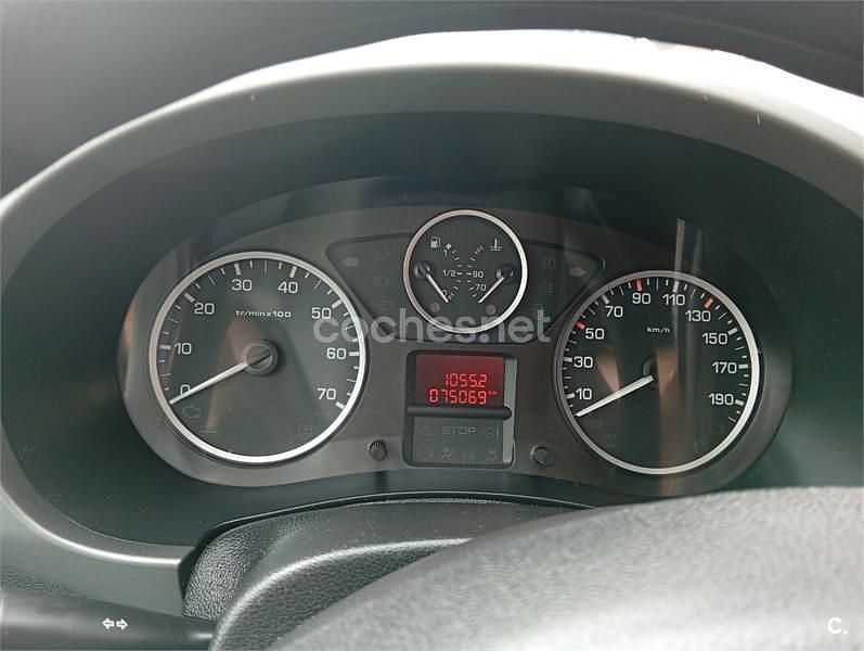 Usado Peugeot Partner Tepee Outdoor 120 CV (88 kW) 2016 Gris / plata Monovolumen