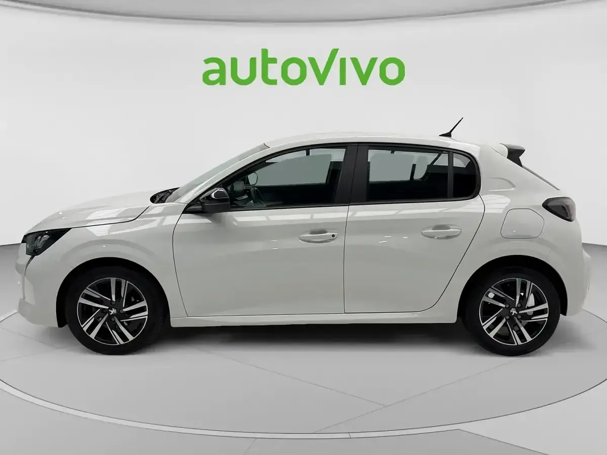 Usado Peugeot 208 Active 75 CV (55 kW) 2023 Blanco Utilitario