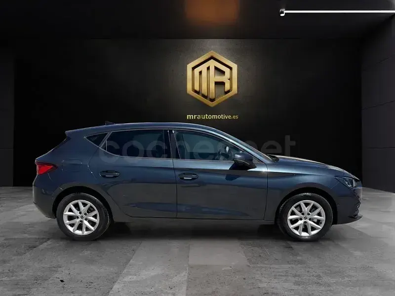Usado Seat Leon FR 130 CV (95 kW) 2023 Gris / plata Berlina