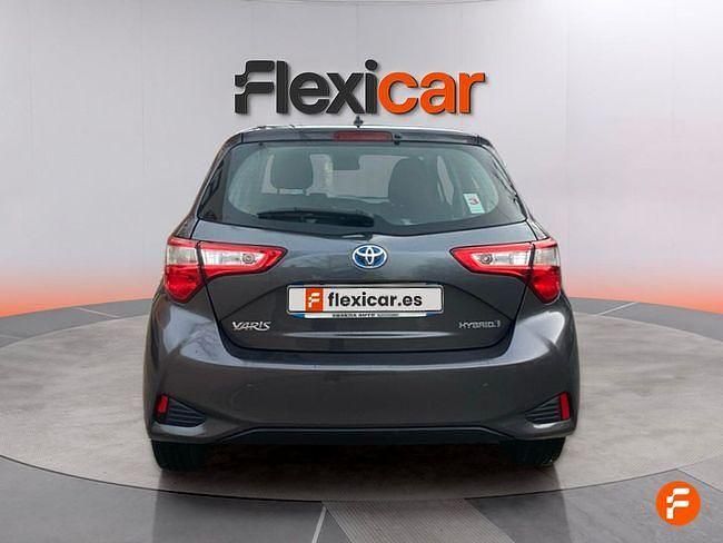 Usado Toyota Yaris Hybrid Advance 100 CV (73 kW) 2019 Gris