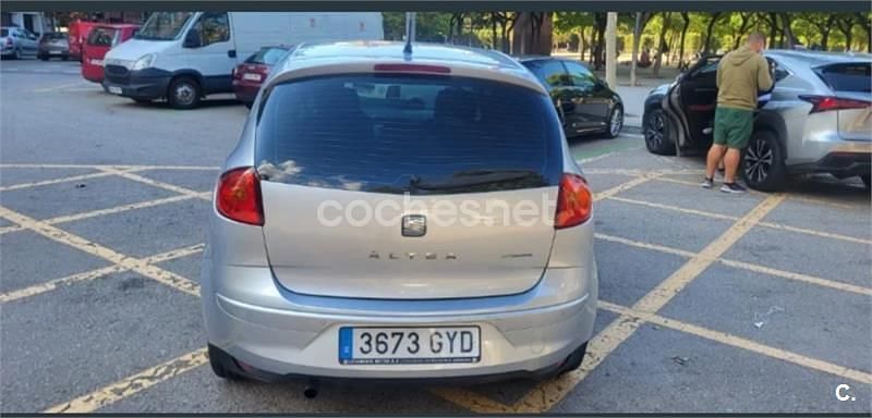 Usado Seat Altea Reference 105 CV (77 kW) 2010 Gris / plata Monovolumen