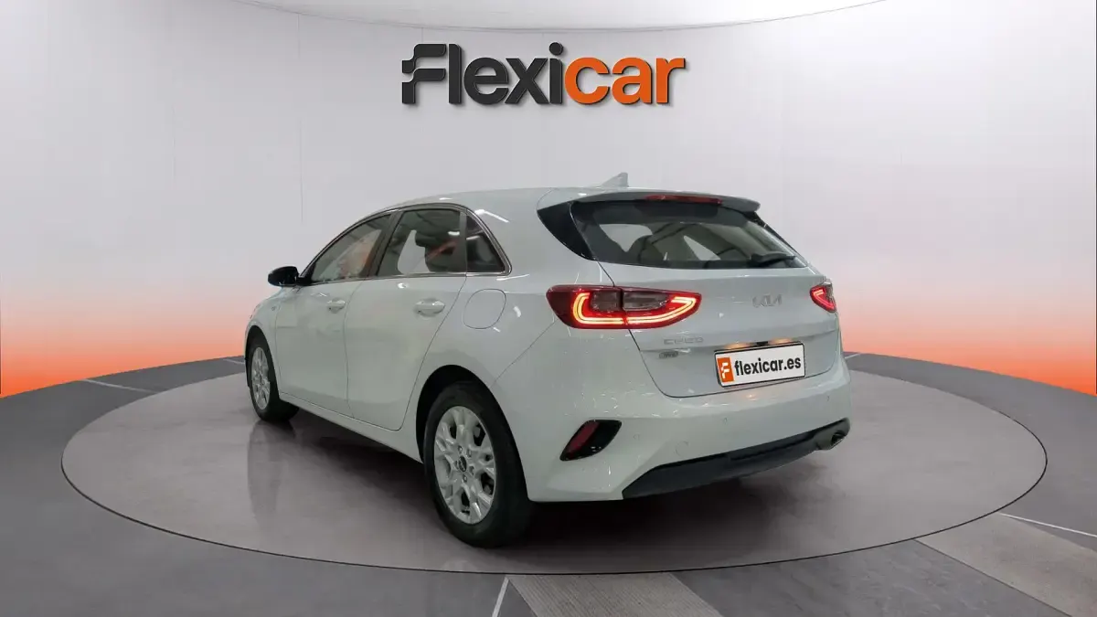 Usado Kia Ceed 136 CV (100 kW) 2023 Blanco Utilitario