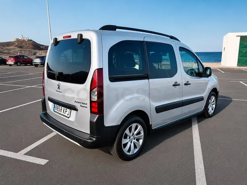 Usado Peugeot Rifter Active 100 CV (73 kW) 2018 Gris / plata Monovolumen