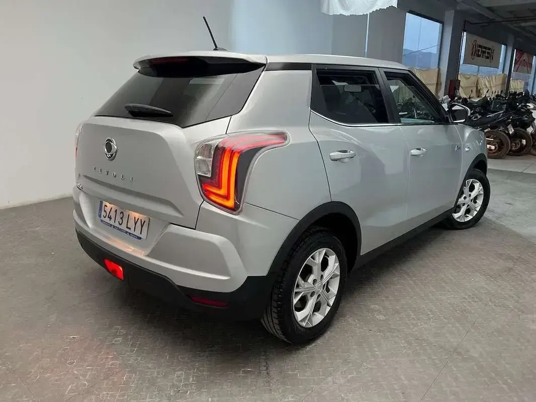 Usado SsangYong Tivoli 128 CV (94 kW) 2022 Gris / plata SUV