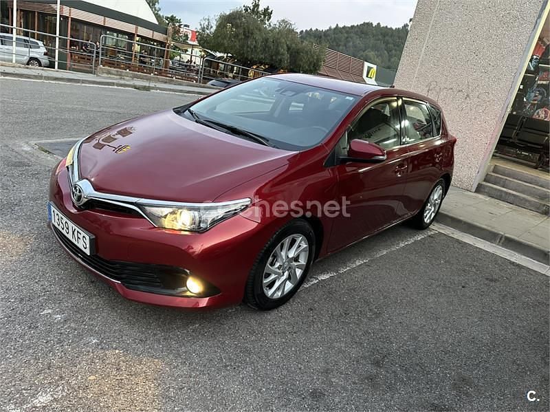 Rojo Usado 2017 Toyota Auris Active Berlina | 9900 € (Precio justo) - Imagen 1/4