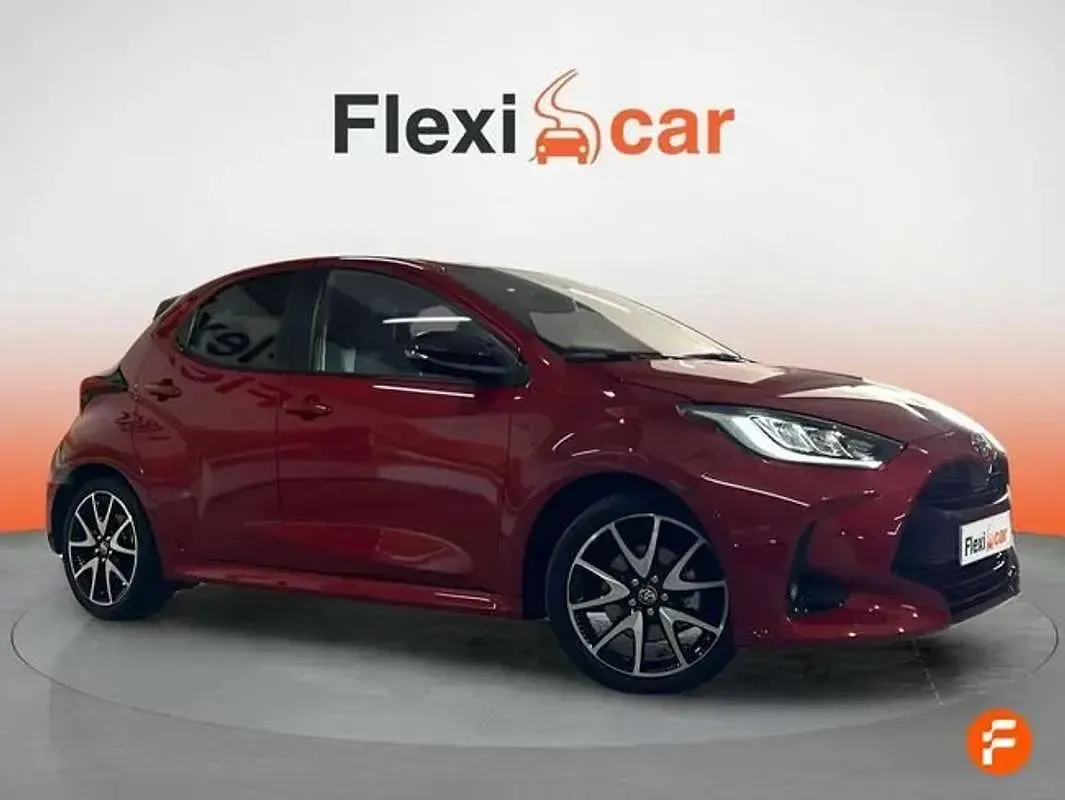 Usado Toyota Yaris Plus 116 CV (85 kW) 2022 Rojo Utilitario