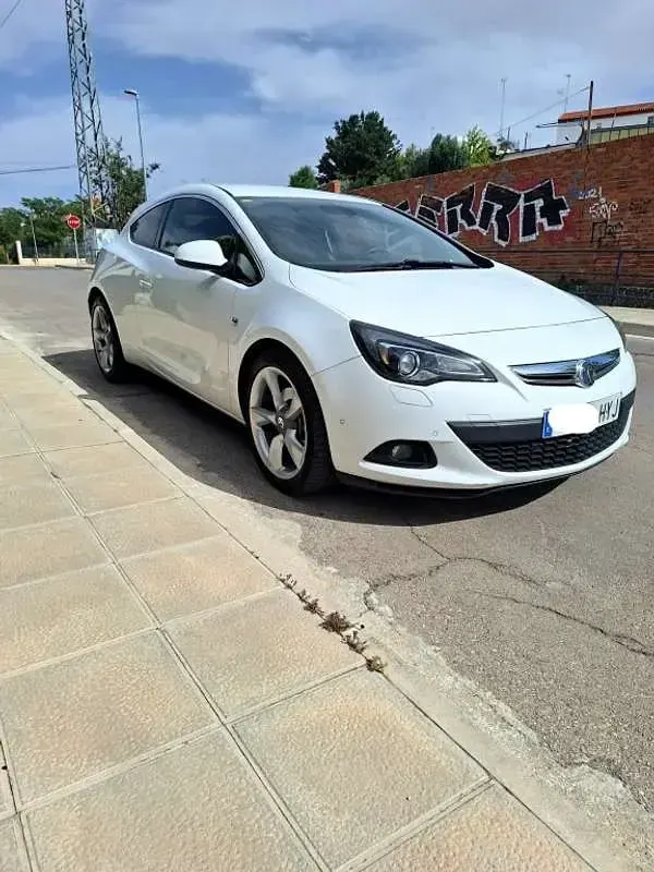 Usado Opel Astra GTC Selective 136 CV (100 kW) 2014 Blanco Utilitario