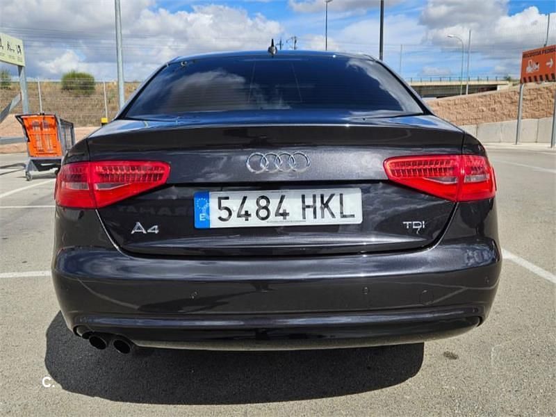 Usado Audi A4 Premium 143 CV (105 kW) 2012 Negro Berlina