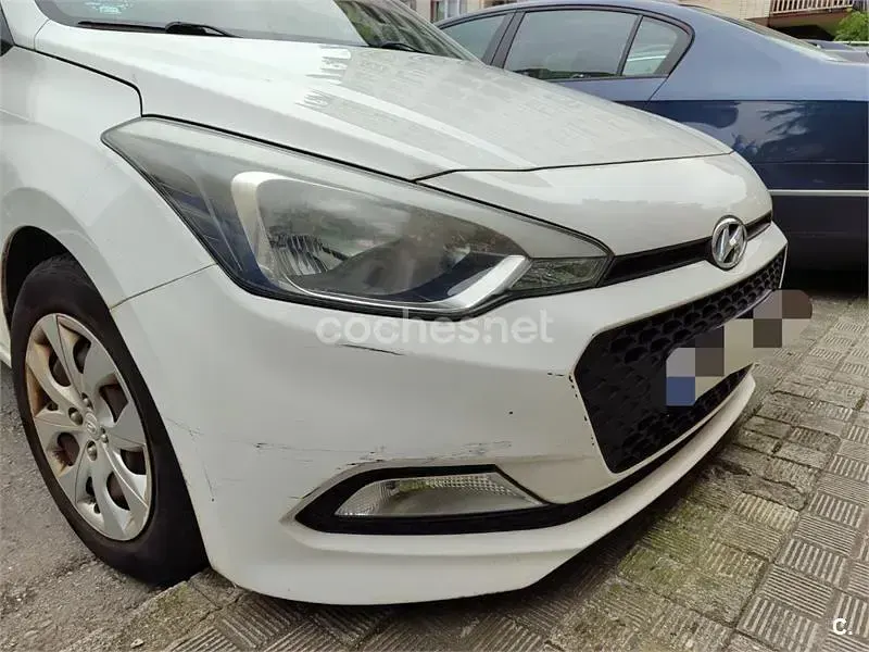 Usado Hyundai i20 84 CV (61 kW) 2015 Blanco Berlina