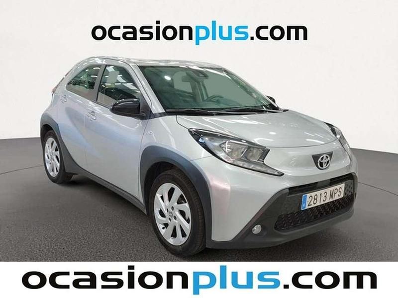 Usado Toyota Aygo Play 72 CV (52 kW) 2024 Gris Utilitario