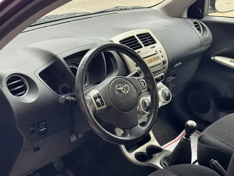 Usado Toyota Urban Cruiser Active 101 CV (74 kW) 2009 Violeta / lila Utilitario
