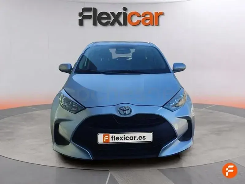 Usado Toyota Yaris Hybrid Business Edition 116 CV (85 kW) 2025 Gris / plata Berlina