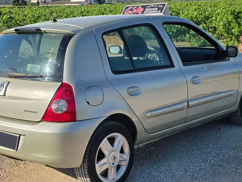 Usado Renault Clio II Authentique 75 CV (55 kW) 2007 Beige Berlina
