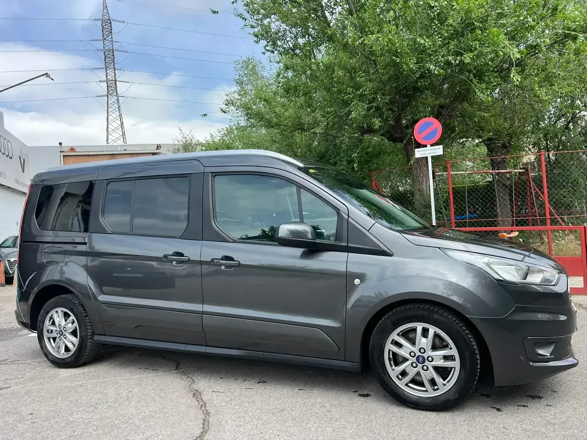 Usado Ford Tourneo Connect Titanium 120 CV (88 kW) 2018 Gris Monovolumen