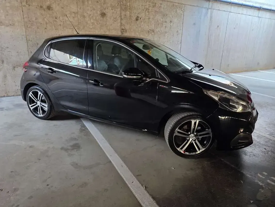 Usado Peugeot 208 GT-line 110 CV (80 kW) 2018 Negro Utilitario