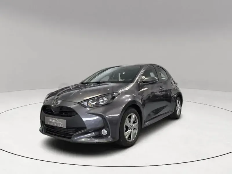 Usado Toyota Yaris Hybrid Active 116 CV (85 kW) 2024 Gris / plata Berlina