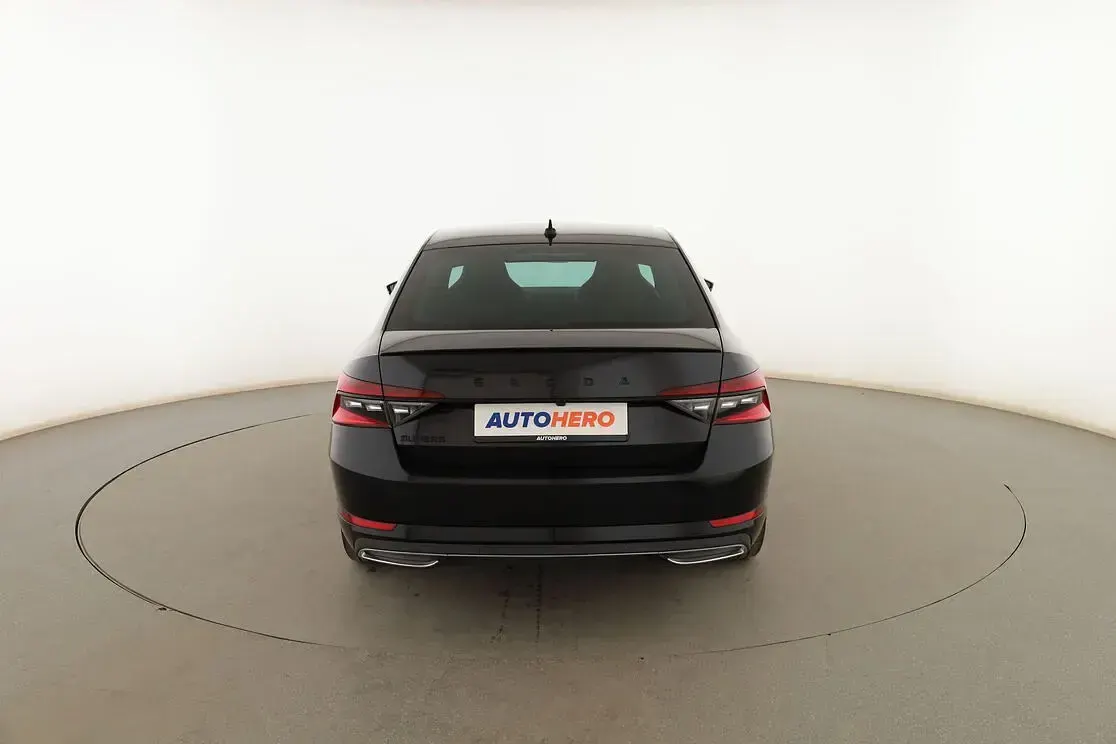 Usado Skoda Superb SportLine 190 CV (139 kW) 2023 Negro Berlina