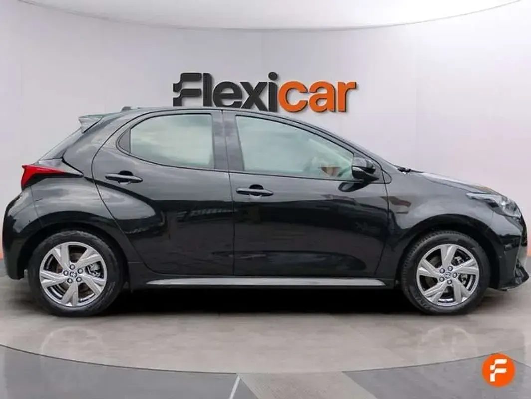 Usado Toyota Yaris Active 116 CV (85 kW) 2025 Negro Utilitario