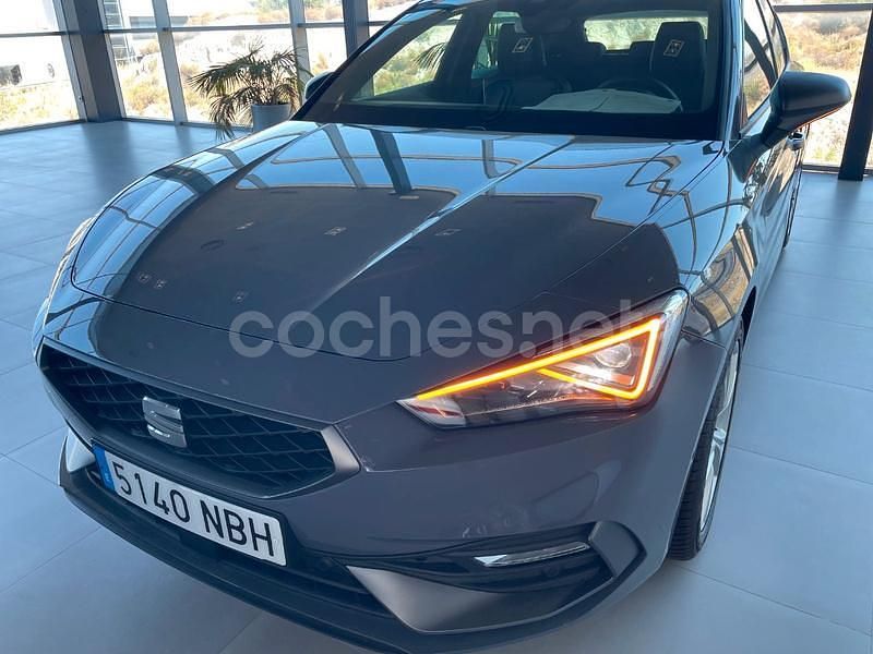 Gris / plata Nuevo 2025 Seat Leon FR Berlina | 28.450 € (Un poco caro) - Imagen 1/4
