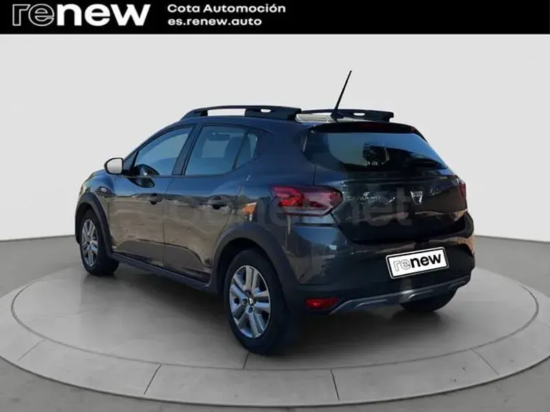 Usado Dacia Sandero Essentiel 100 CV (73 kW) 2021 Gris / plata Berlina
